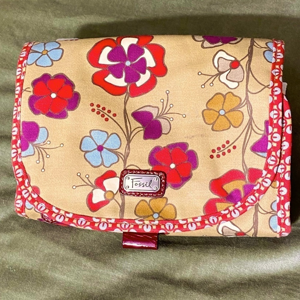 Fossil make up bag Tri fold tan floral has hook for hanging. Zipper work OSP